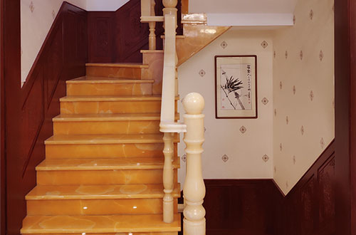 牧野中式别墅室内汉白玉石楼梯的定制安装装饰效果